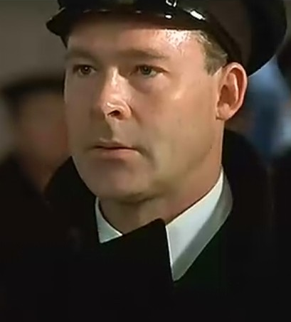 他们低语1stOfficerMurdoch